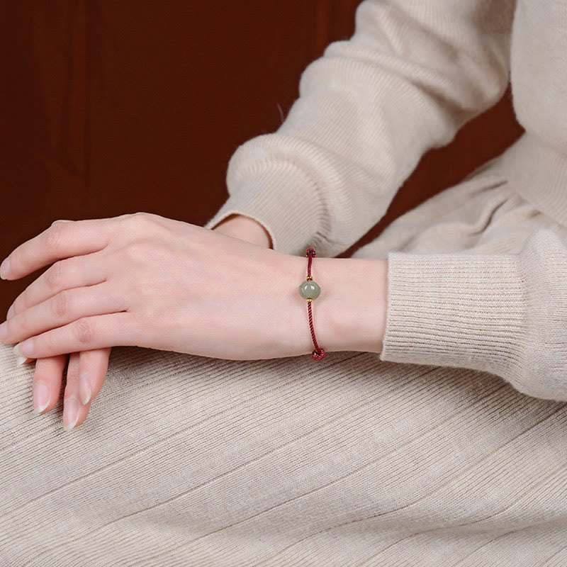 Kleines Hetian Jade Lotus Glücksarmband mit roter Schnur 6x8mm