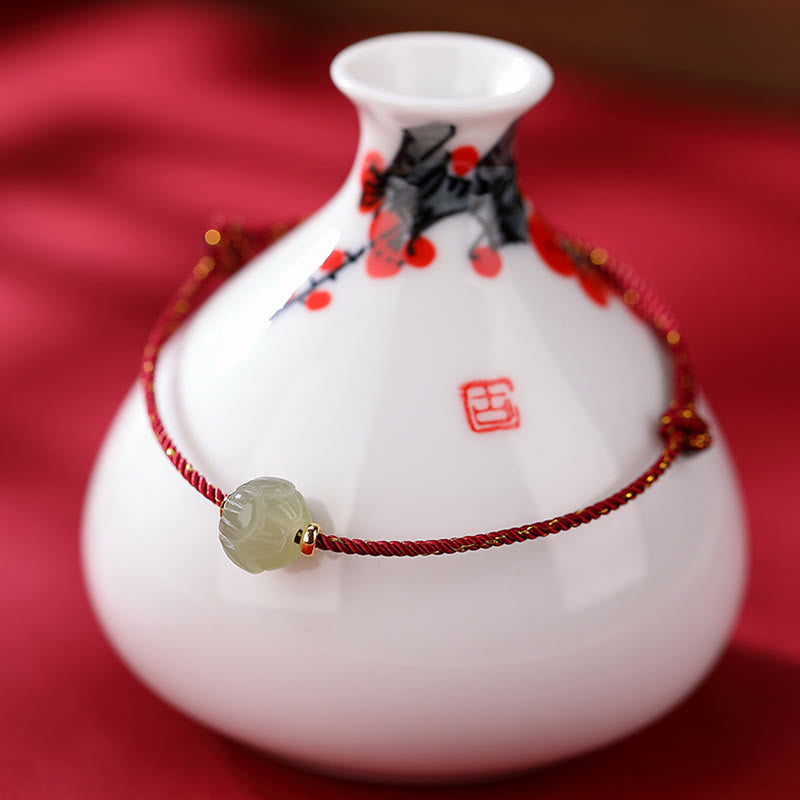 Kleines Hetian Jade Lotus Glücksarmband mit roter Schnur 6x8mm