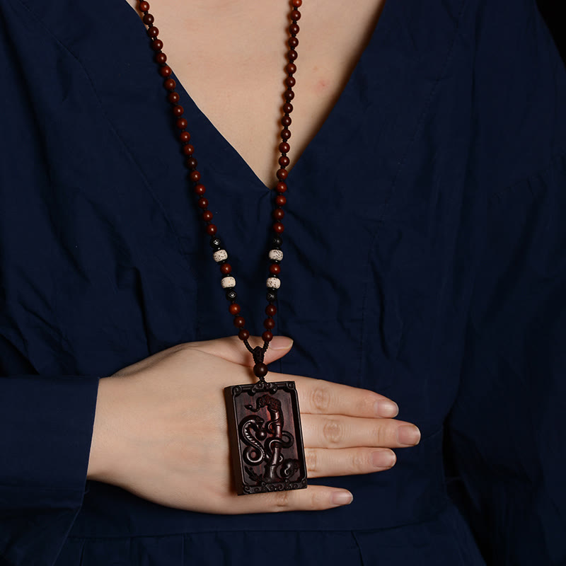 Halskette mit kleinem Blatt aus rotem Sandelholz und chinesischem Sternzeichen für Gelassenheit