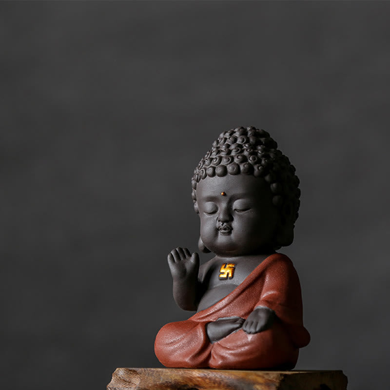 Kleine Buddha-Statue aus violettem Ton für Gelassenheit zu Hause