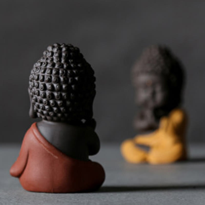 Kleine Buddha-Statue aus violettem Ton für Gelassenheit zu Hause