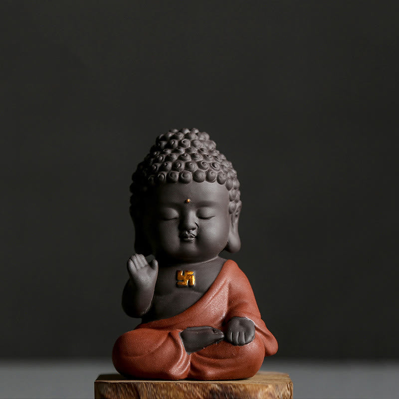 Kleine Buddha-Statue aus violettem Ton für Gelassenheit zu Hause