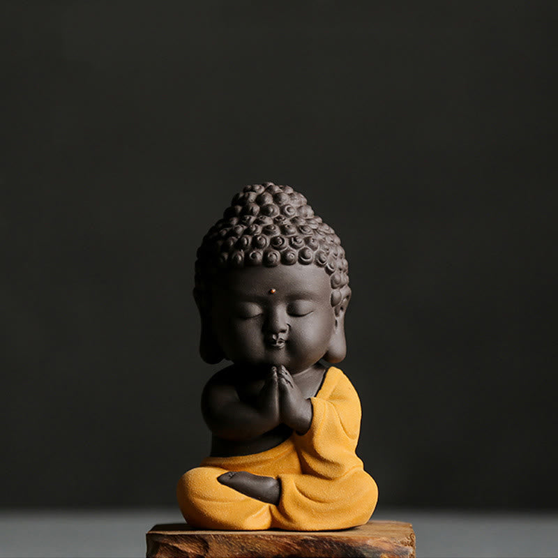 Kleine Buddha-Statue aus violettem Ton für Gelassenheit zu Hause
