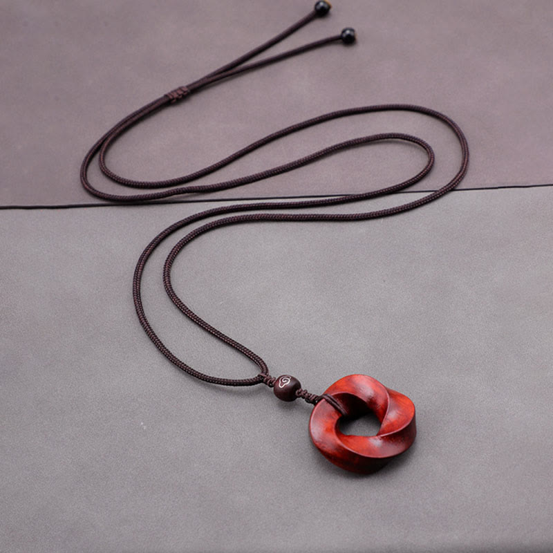 Spirituelle Halskette mit glückverheißenden Wolken aus rotem Sandelholz