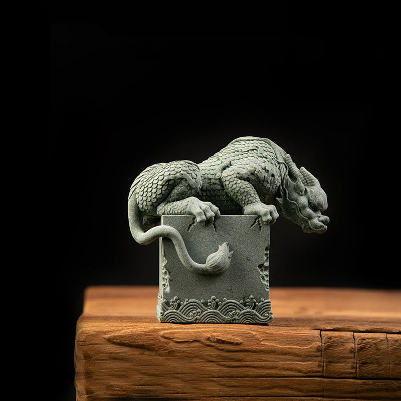Stehende chinesische Feng-Shui-Drachenstatue für Glück und Erfolg