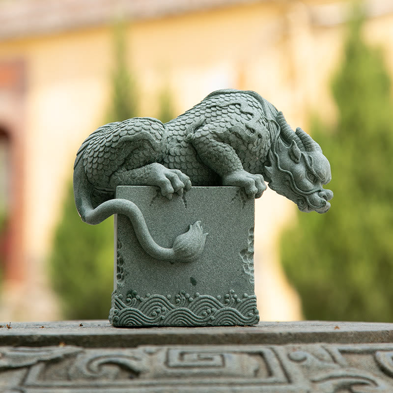 Stehende chinesische Feng-Shui-Drachenstatue für Glück und Erfolg