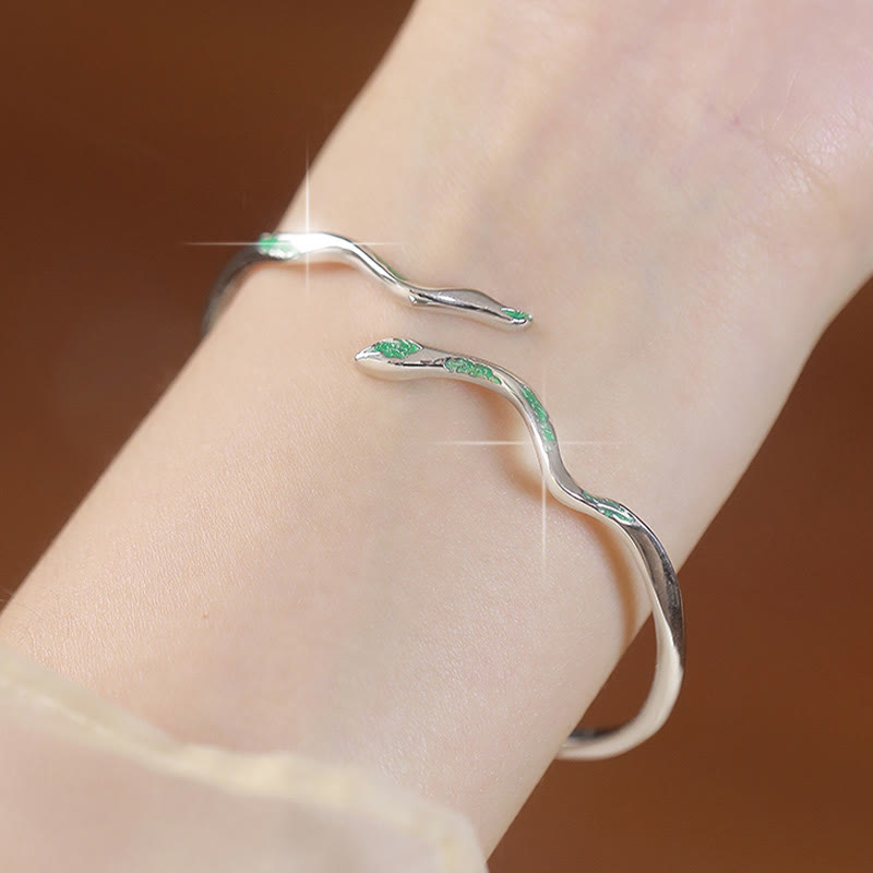 Manschettenarmband „Calm“ aus Sterlingsilber mit grüner Schlange