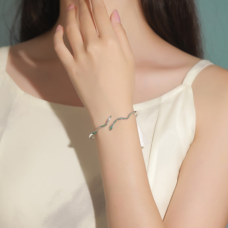 Manschettenarmband „Calm“ aus Sterlingsilber mit grüner Schlange