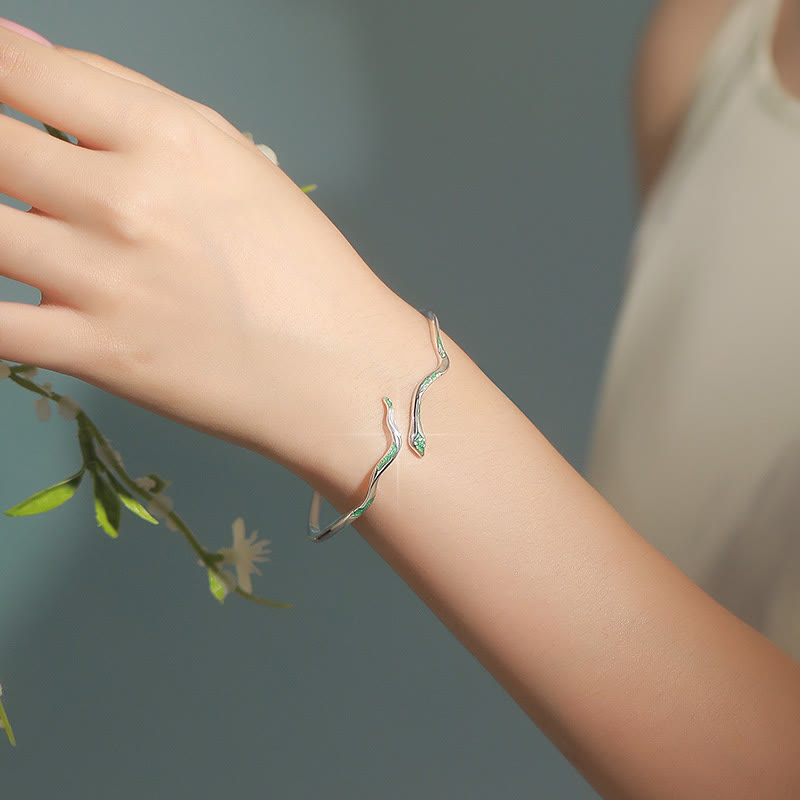 Manschettenarmband „Calm“ aus Sterlingsilber mit grüner Schlange