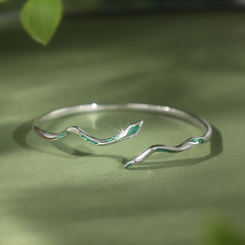 Manschettenarmband „Calm“ aus Sterlingsilber mit grüner Schlange