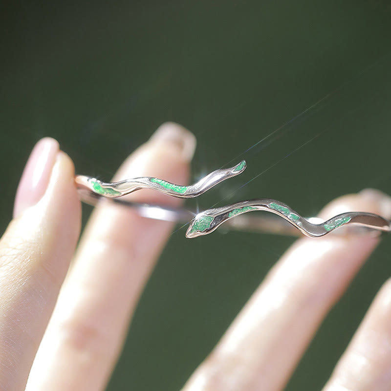 Manschettenarmband „Calm“ aus Sterlingsilber mit grüner Schlange