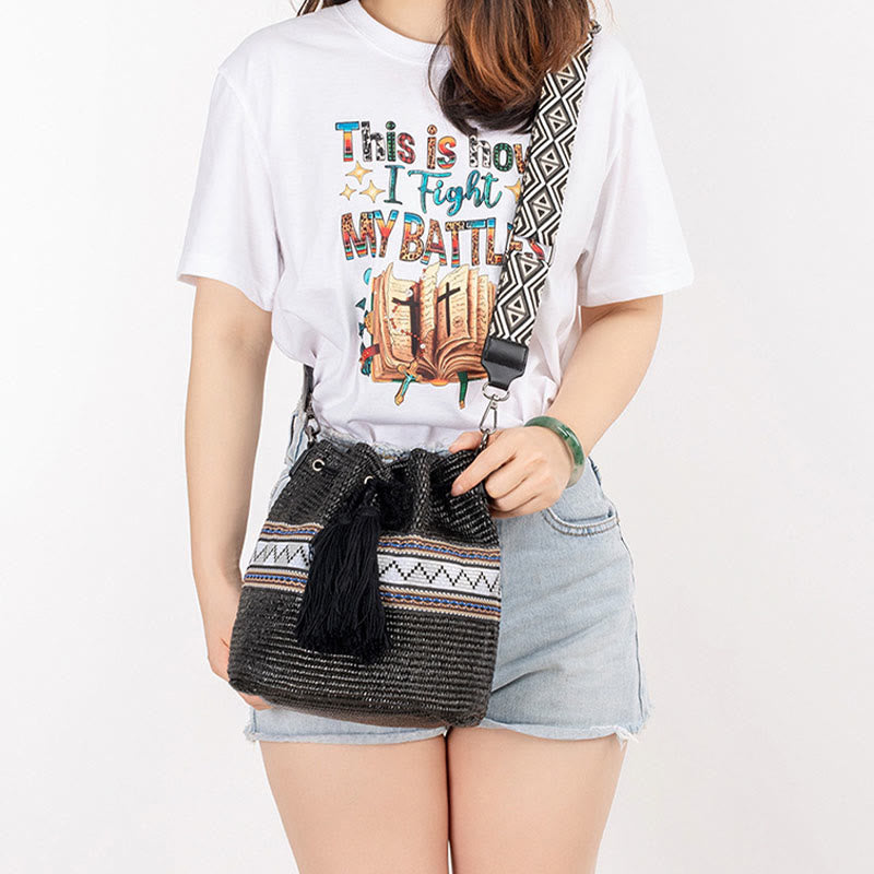 Geometrische Beuteltasche aus Stroh mit Quasten für den Strand