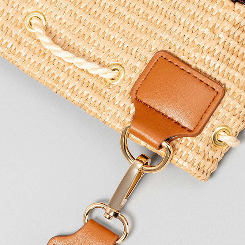 Geometrische Beuteltasche aus Stroh mit Quasten für den Strand