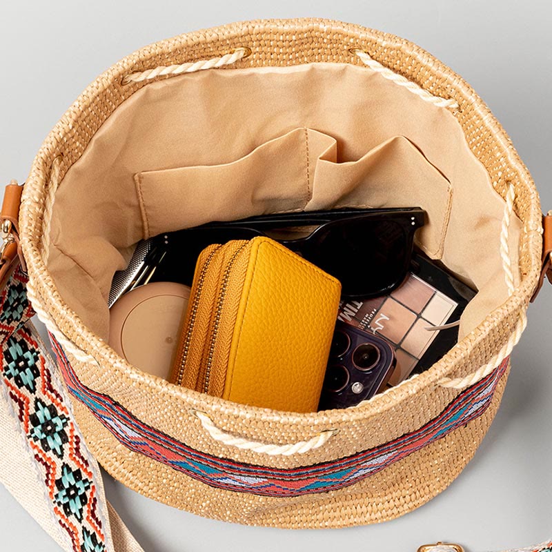 Geometrische Beuteltasche aus Stroh mit Quasten für den Strand