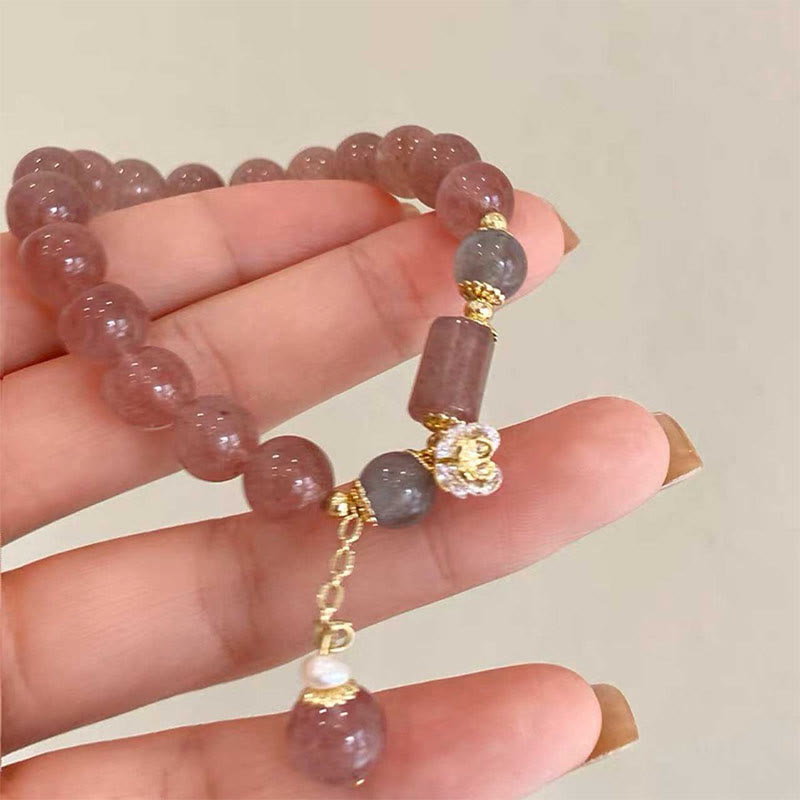 Erdbeerquarz-Charm-Armband mit Zirkonblume für die Liebe