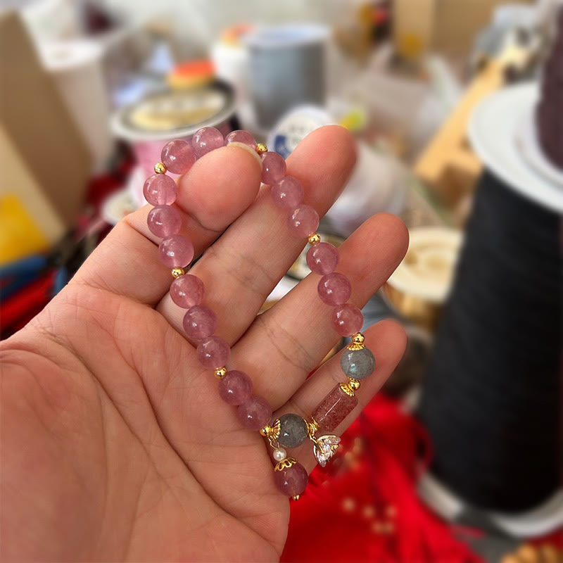 Erdbeerquarz-Charm-Armband mit Zirkonblume für die Liebe