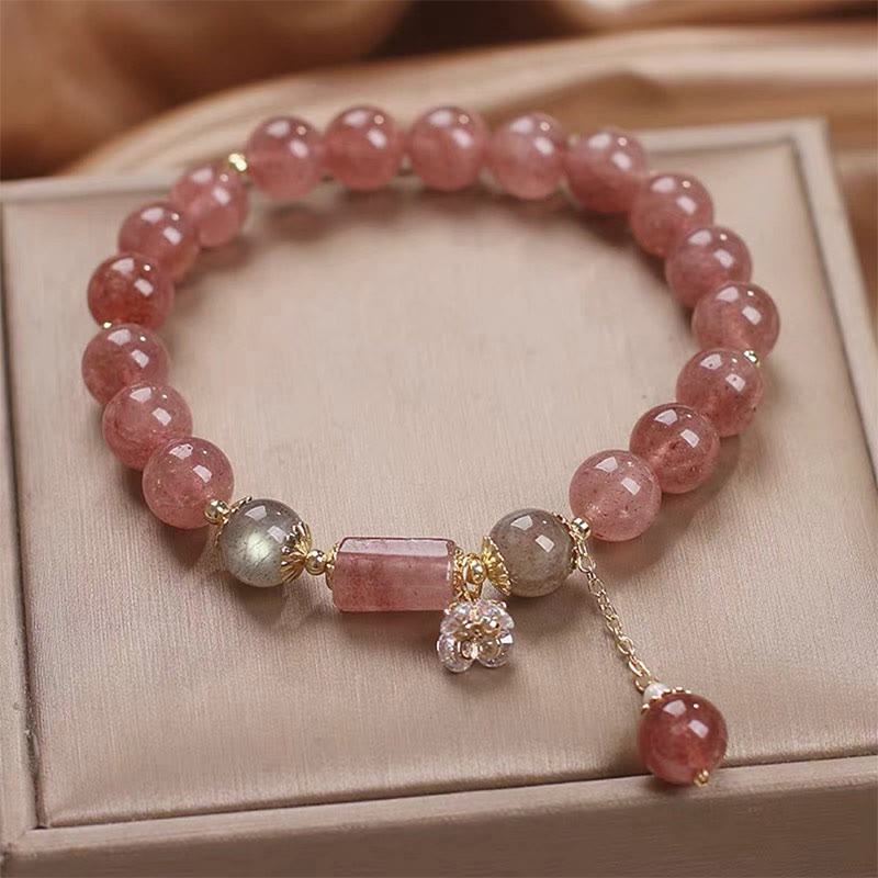 Erdbeerquarz-Charm-Armband mit Zirkonblume für die Liebe