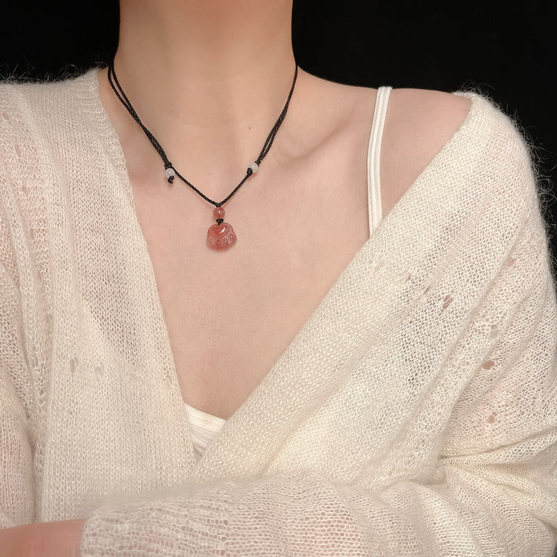 Halskette mit Anhänger „Liebe“ aus Erdbeerquarz mit heilender Katzenpfote