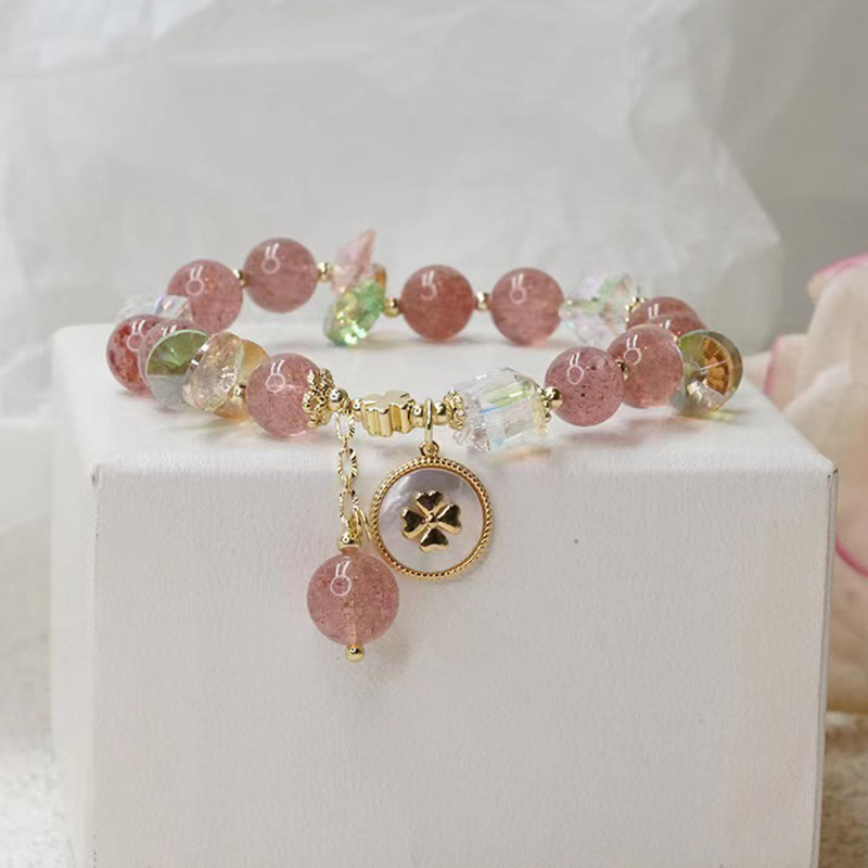 Spirituelles Armband mit Erdbeerquarz und vierblättrigem Kleeblatt