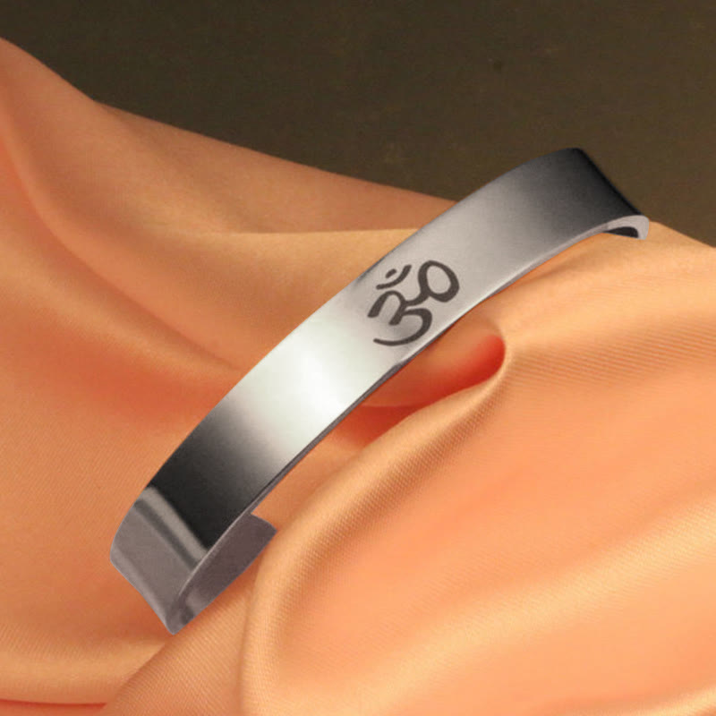 Manschettenarmband aus Titanstahl mit OM-Symbol für Achtsamkeit
