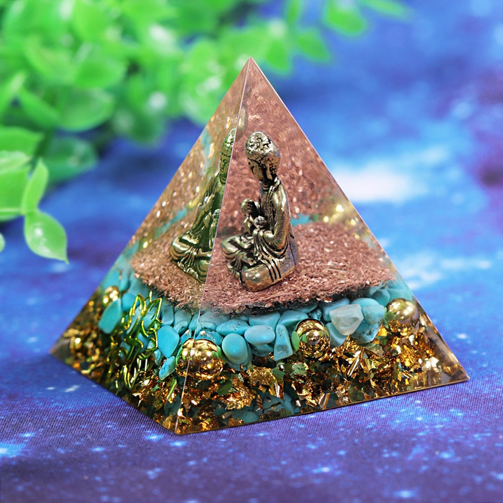 Türkise Orgonpyramide des ruhigen Buddha
