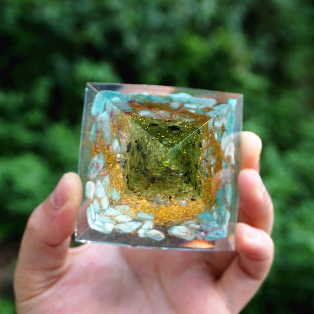 Lebensbaum Orgonit Peridot Pyramide