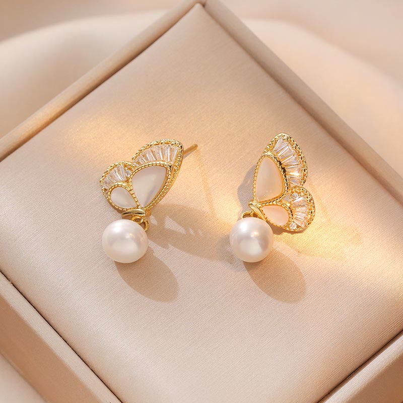 Heilender Schmucksatz mit Tridacna-Steinperlen und Schmetterlingen