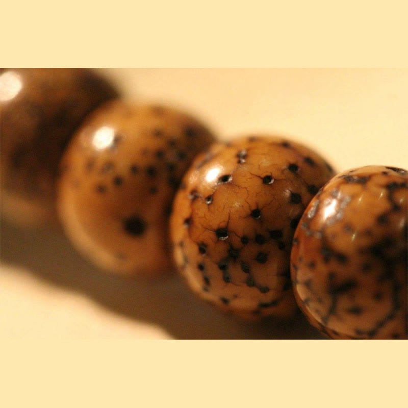 Dreifach gewickeltes Achatarmband mit Bodhi-Samen und Bernsteinperlen