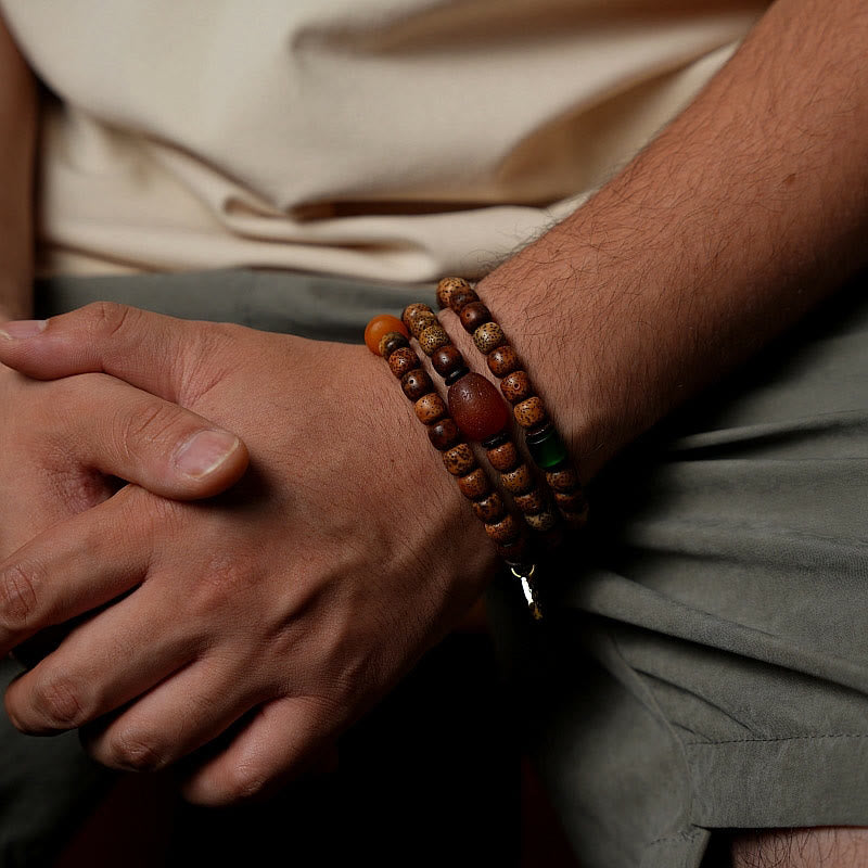 Dreifach gewickeltes Achatarmband mit Bodhi-Samen und Bernsteinperlen