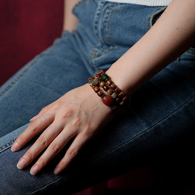 Dreifach gewickeltes Achatarmband mit Bodhi-Samen und Bernsteinperlen