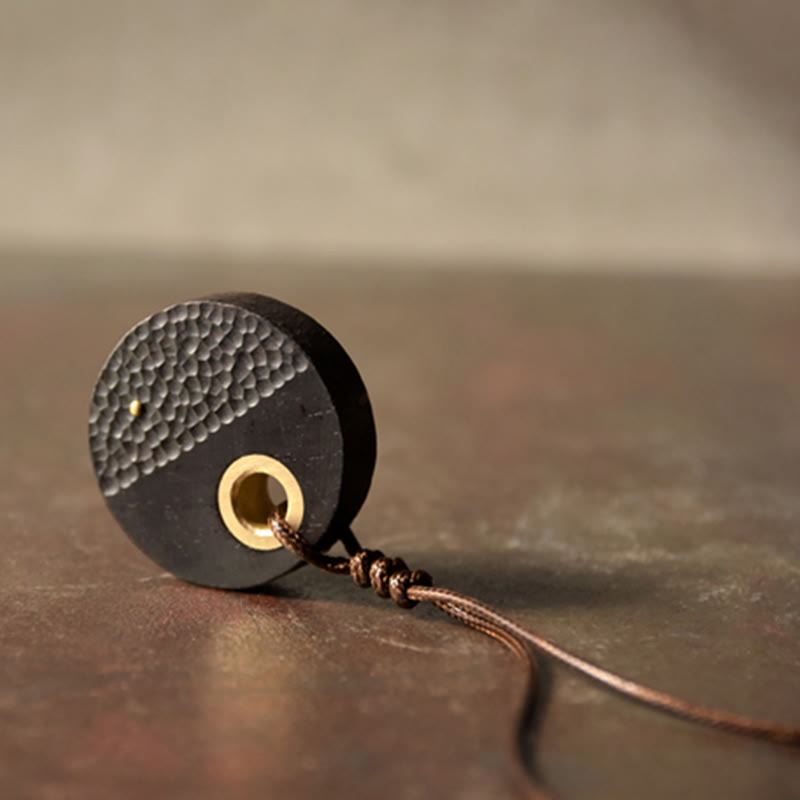 Unisex-Halskette aus Ebenholz mit spirituellem Kupferanhänger für den Frieden