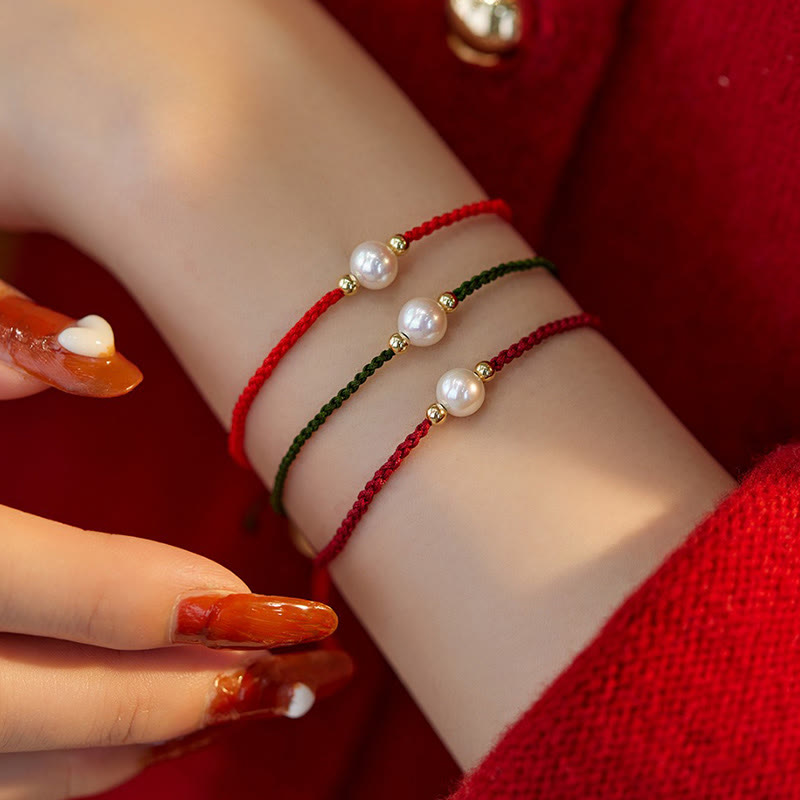 Unisex Perlenarmband mit Glücksbringer auf roter Schnur, 6 mm Perlen