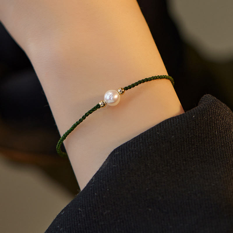 Unisex Perlenarmband mit Glücksbringer auf roter Schnur, 6 mm Perlen