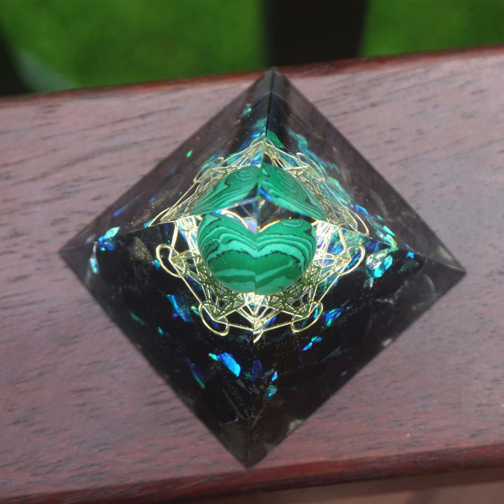 Universum der Möglichkeiten Orgonpyramide Kristalldekor