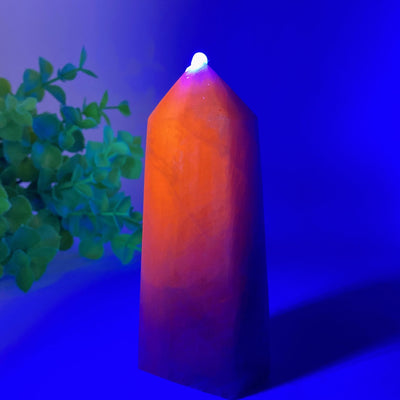 UV-reaktiver Kunzit-Kristallturm, 7,6–14 cm, Heilenergie