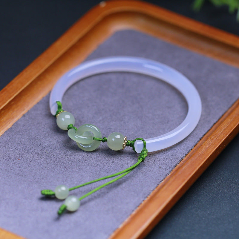 Ineinandergreifendes Harmoniearmband aus weißem Achat und Hetian-Jade