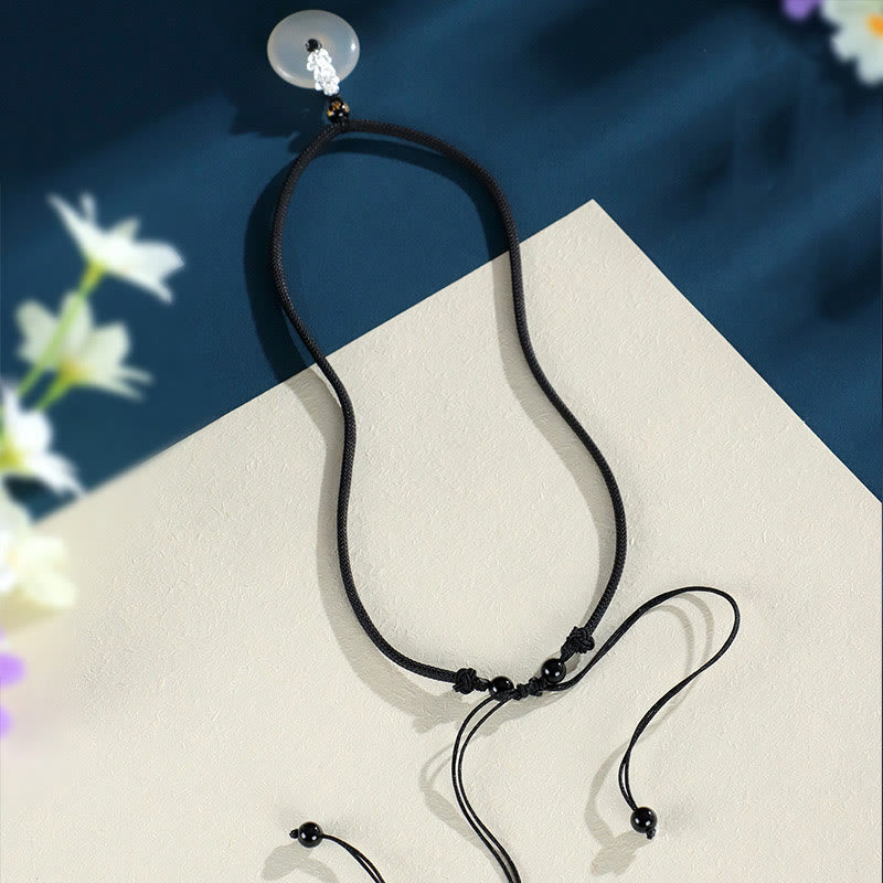 Halskette mit Peace-Schnalle aus weißem Achat mit Pi Xiu-Anhänger