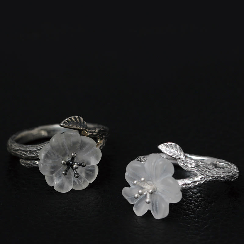 Verstellbarer Heilring mit weißem Kristallskelett und Blume