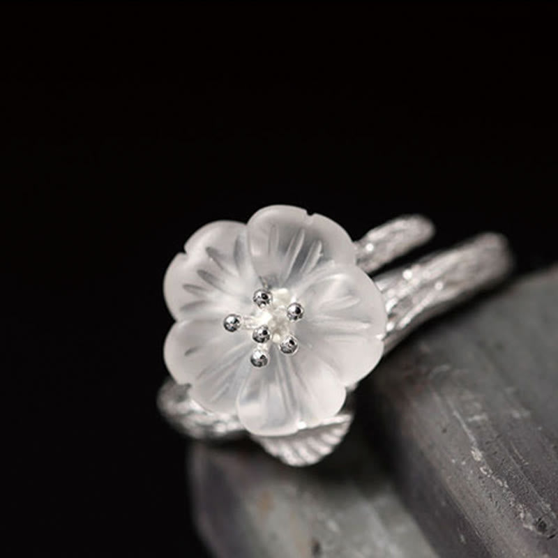 Verstellbarer Heilring mit weißem Kristallskelett und Blume