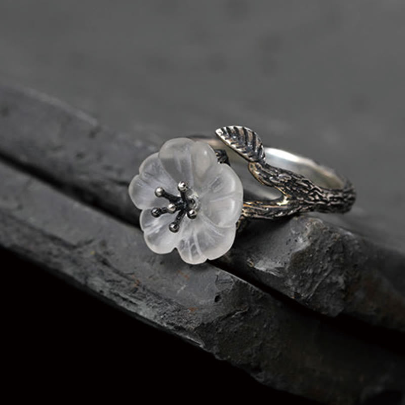 Verstellbarer Heilring mit weißem Kristallskelett und Blume