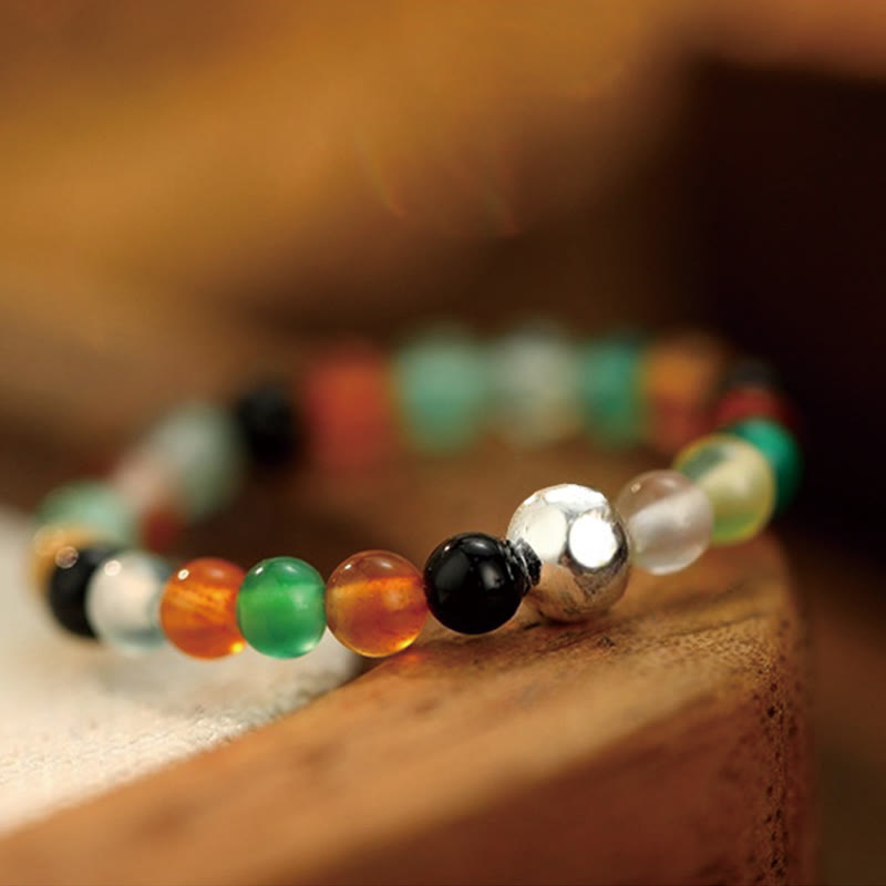 Elastischer Ring aus weißer Jade und schwarzem Onyx mit Kristallperlen