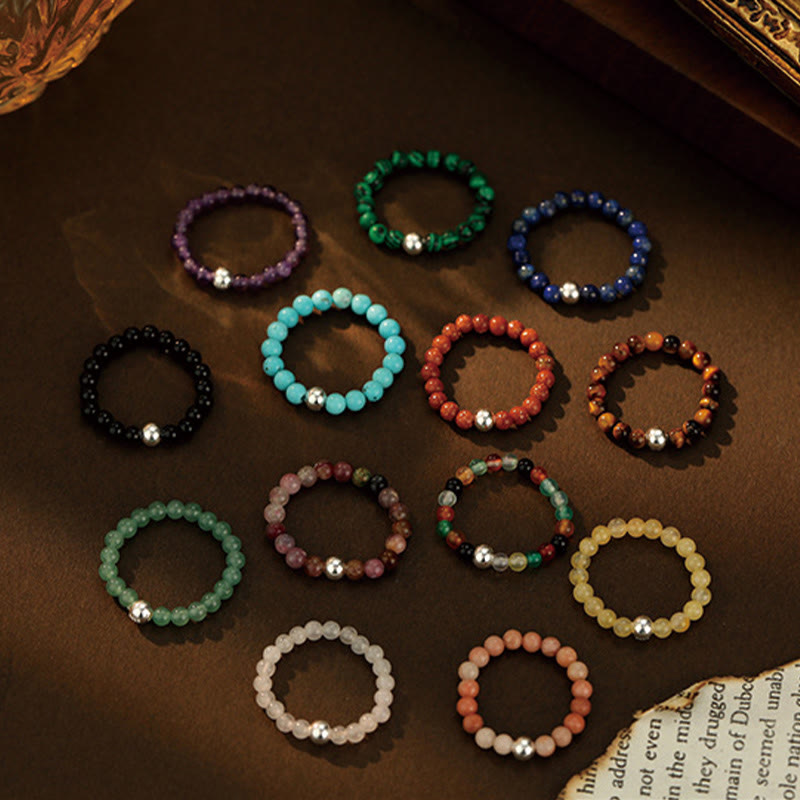 Elastischer Ring aus weißer Jade und schwarzem Onyx mit Kristallperlen