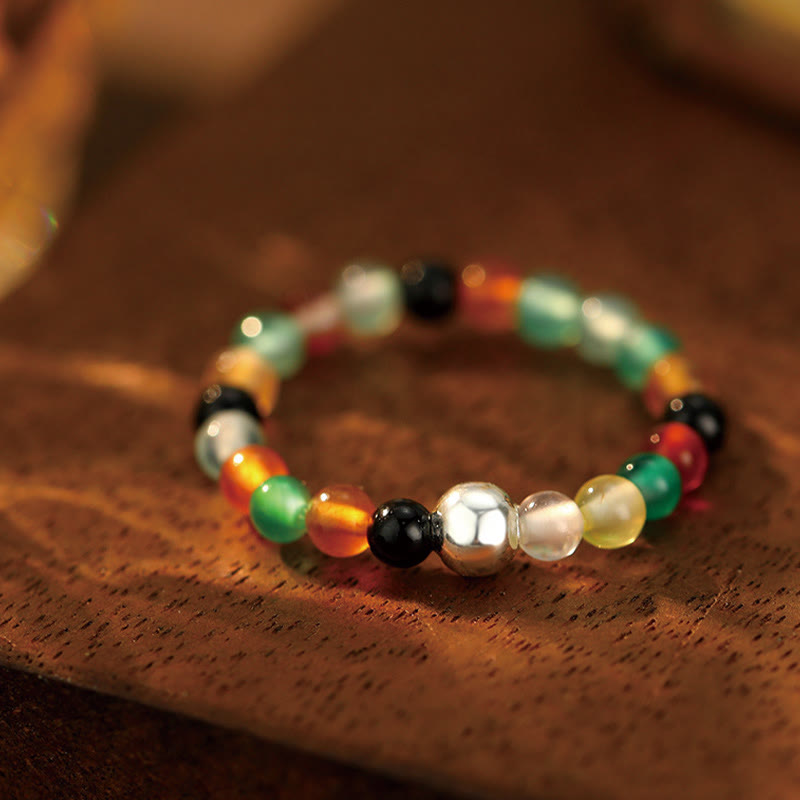 Elastischer Ring aus weißer Jade und schwarzem Onyx mit Kristallperlen