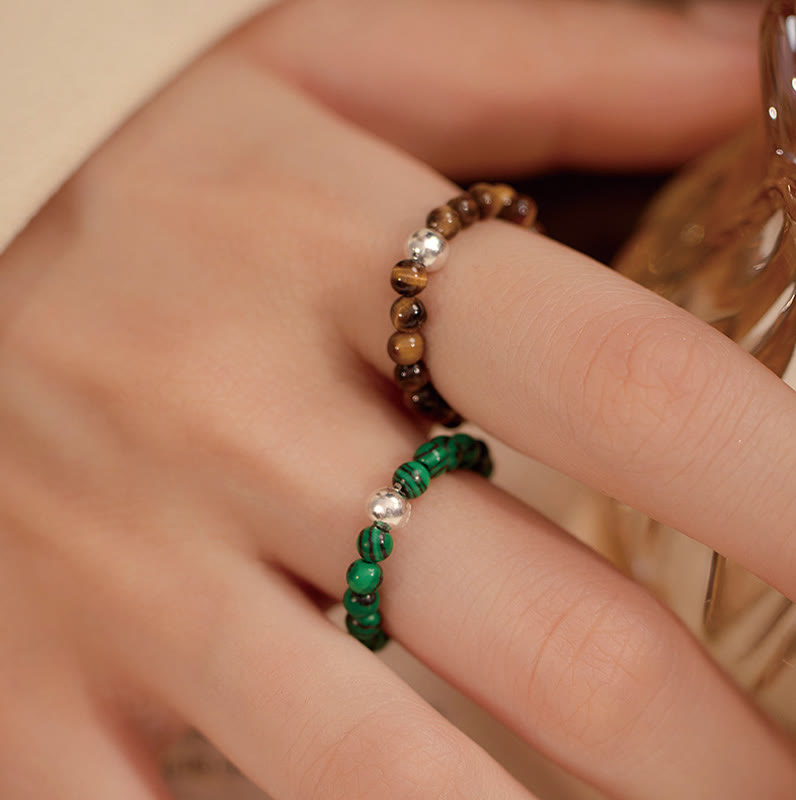 Elastischer Ring aus weißer Jade und schwarzem Onyx mit Kristallperlen