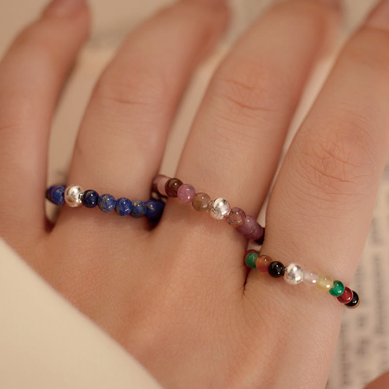 Elastischer Ring aus weißer Jade und schwarzem Onyx mit Kristallperlen