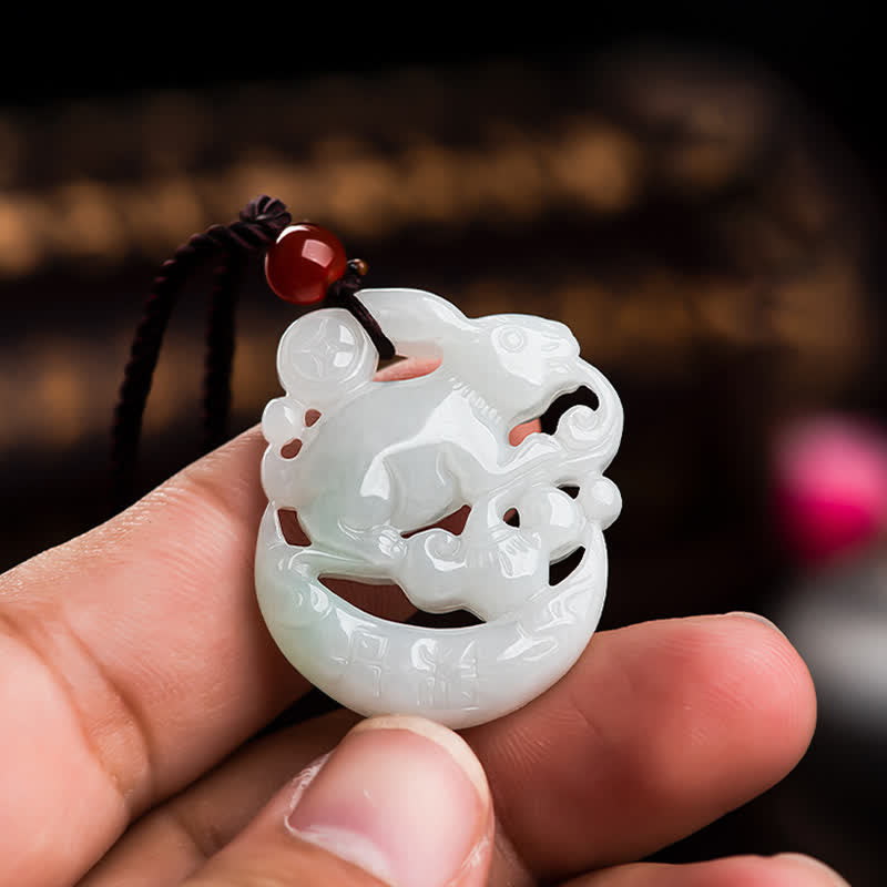 Halskette mit Schutzanhänger aus weißer Jade mit Halbmond