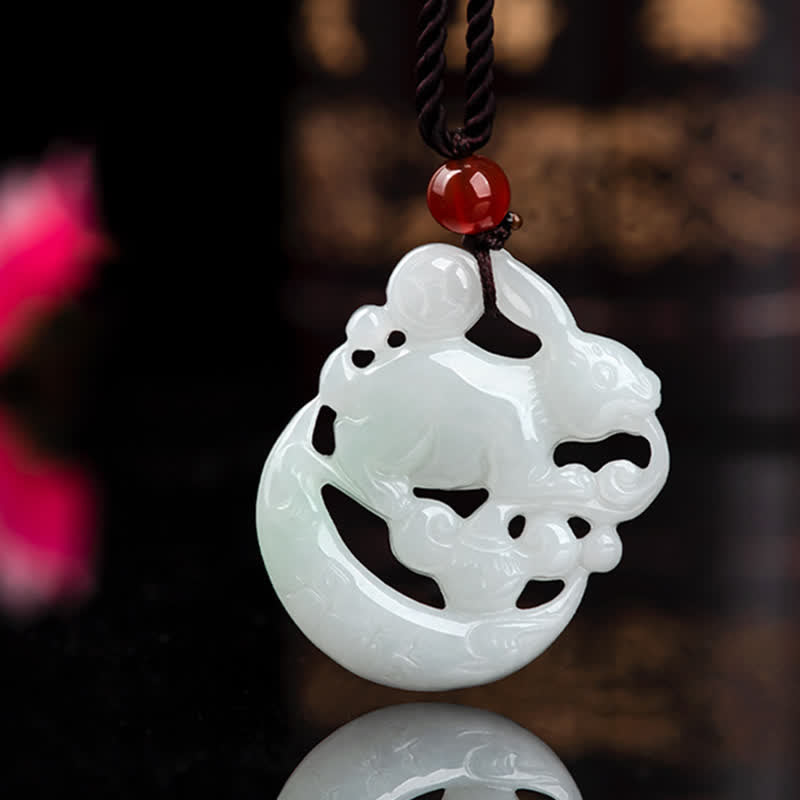 Halskette mit Schutzanhänger aus weißer Jade mit Halbmond