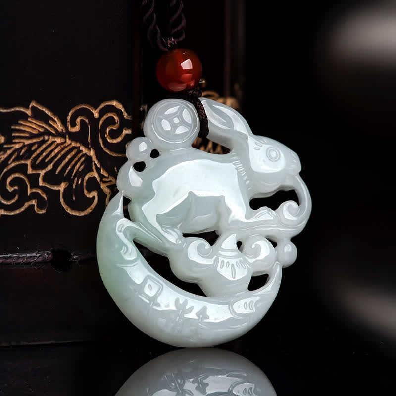 Halskette mit Schutzanhänger aus weißer Jade mit Halbmond
