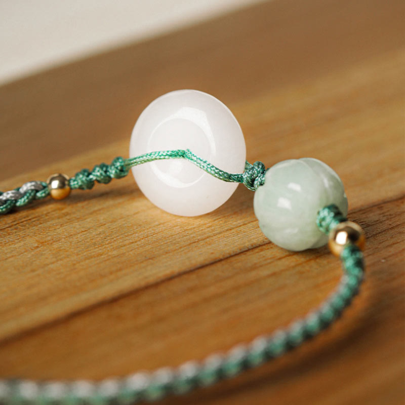 Weißes Jade-Armband mit Peace-Schnalle und Kürbis-Perlen zum Schutz