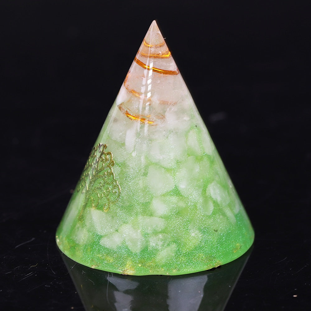 Heilkegelpyramide aus weißem Quarz
